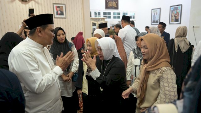 Indira Jusuf Melayat di Kediaman Istri Bupati Barru