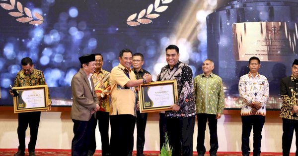 Andi Irwan Bangsawan Wakili Wali Kota Terima Penghargaan KIP Sulsel