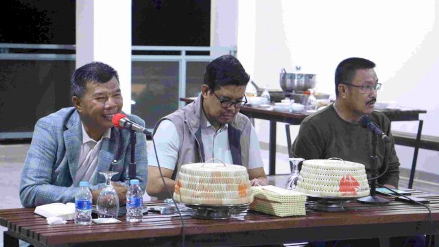 Bupati Bulukumba Muchtar Ali Yusuf didampingi Wabup Andi Edy Manaf dan Wakil Ketua DPRD Patudangi saat dialog Refleksi jelang 3 Tahun Pemerintahan Harapan Baru di Bulukumba. ||Foto:dok_humaskab