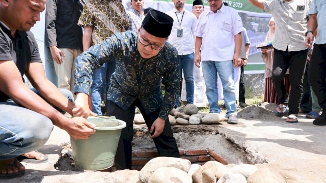 Usai Salat Jumat Berjamaah, Danny Resmikan Renovasi Masjid Ma’ul Hayat PDAM Makassar