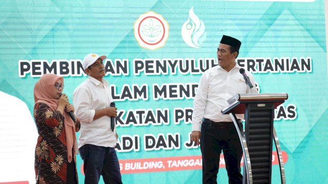 Mentan Amran Serahkan Penghargaan Insan Pendukung Pengembangan Pertanian 2023