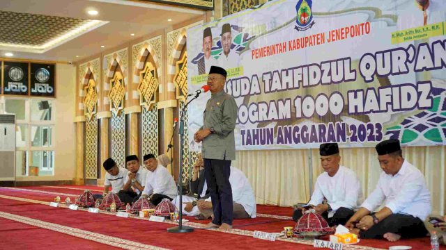Bupati Jeneponto Iksan Iskandar di dampingi Wakil Bupati Paris Yasir saat mewisuda santri Tahfidzul Qur'an di Masjid Agung Binamu || Foto:Ist