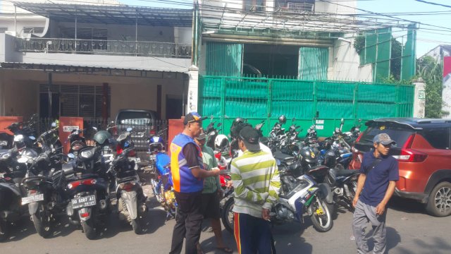 TRC Perumnda Parkir Tertibkan Jukir Liar Depan Gereja