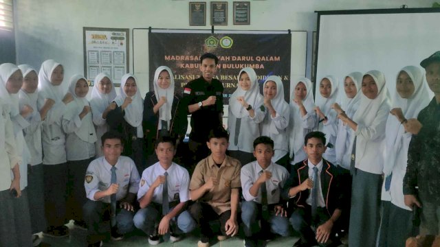 Peserta pelatihan jurnalistik MA Darul Qalam Bulukumba berfoto bersama Wapimred harian.news usai membawakan materi jurnalistik.||Foto:Ist 
