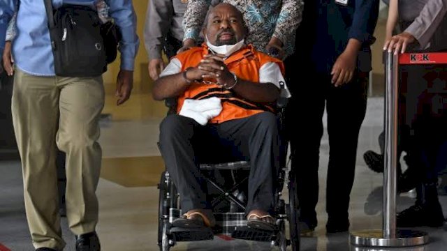 Mantan Gubernur Papua Lukas Enembe saat ditahan KPK. Foto: ist