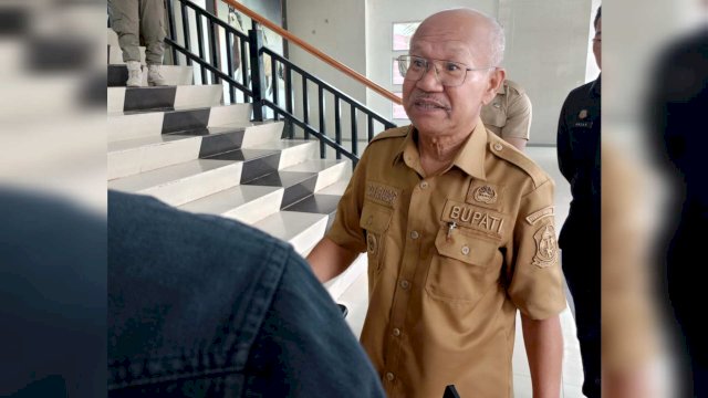 Bupati Jeneponto Iksan Iskandar saat di jumpai wartawan. 