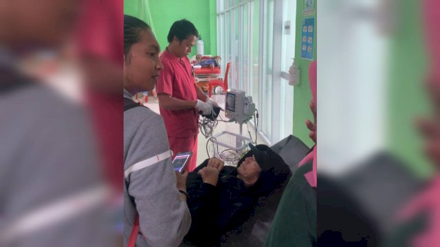 Edi Heriyanto saat mendampingi salah seorang masyarakat ke RSUD Lanto Dg Pasewang||Foto:Ist 