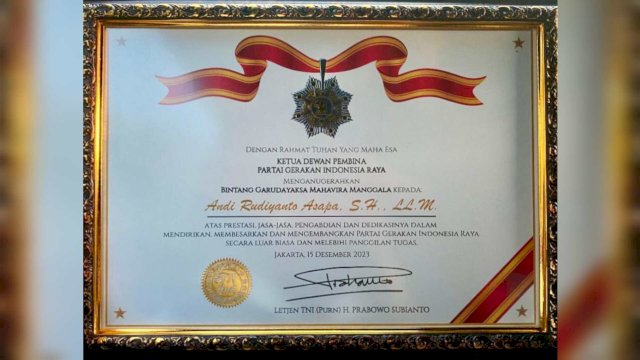 Penghargaan Bintang Garudayaksa Mahavira Manggala kepada almarhum Andi Rudiyanto Asapa dari Partai Gerindra ||