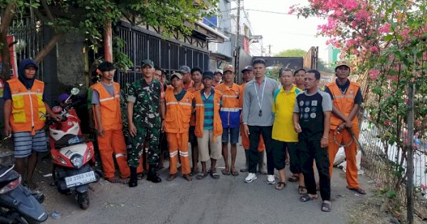 Ikut Arahan Plt Camat Bontoala, Lurah dan Warga Tompo Balang Kerja Bakti di Kanal