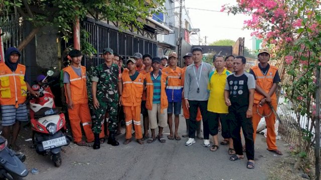 Ikut Arahan Plt Camat Bontoala, Lurah dan Warga Tompo Balang Kerja Bakti di Kanal