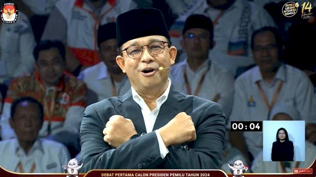 Anies Baswedan saat debat pertama Calon Presiden Pemilu 2024 di KPU RI, Jakarta, Selasa (12/12/2023). Foto: dok KPU
