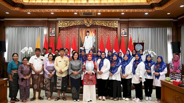 TP PKK Sulsel berfoto bersama TP PKK Bali. Foto: dok
