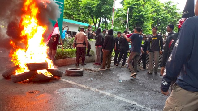 Aksi ratusan massa di depan kantor PLN Sulselrabar, Selasa (5/12/2023) kemarin. Foto: harian.news/sinta