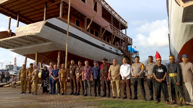 Peresmian kapal phinisi yang diberi nama Adama dan Tungguma. Foto: harian.news/sinta