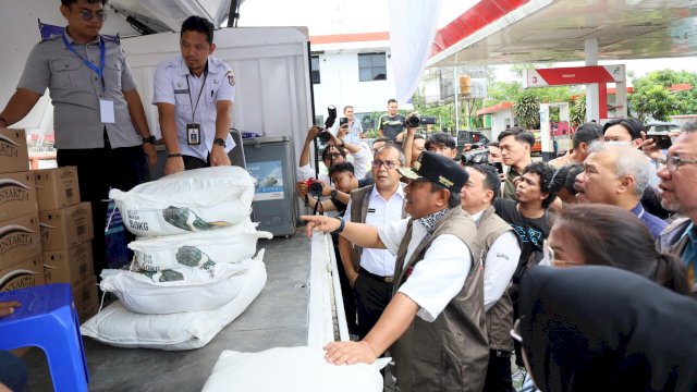 Jelang Nataru, PJ Gubernur Sulsel Bahtiar Baharuddin dan Wali Kota Makassar Moh Ramdhan Pomanto turun langsung memantau harga pasar. Foto: dok