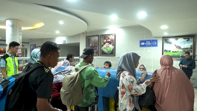 Lonjakan penumpang jelang libur Nataru 2023, di pelabuhan regional 4 Makassar. Foto: dok