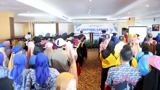 Gelar Wisuda Pertama, BKKBN Sulsel Luluskan 23 Wisudawati Sekolah Lansia Mappadeceng
