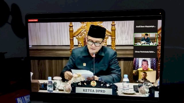 Wakil Ketua DPRD Adi Rasyid Ali memimpin Rapat Raperda Pajak dan Retribusi Kota Makassar yang juga berlangsung virtual. Foto: harian.news/sinta