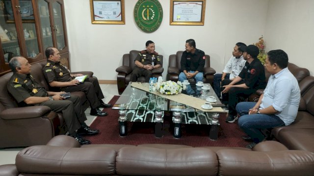 Kajati Sulsel, Leonard Eben Ezer Simanjuntak saat menerima pengurus SMSI Sulsel, Senin (18/12). 