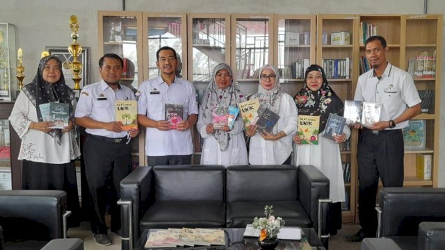 Penyerahan 12 karya dari SDN Sudirman IV ke Perpustakaan Kota Makassar. Foto: harian.news/sinta