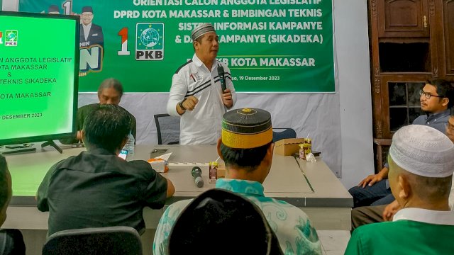 Ketua LPP PKB Sulsel, Deng Ical memberikan pembekalan pada Caleg Kota Makassar. Foto: dok