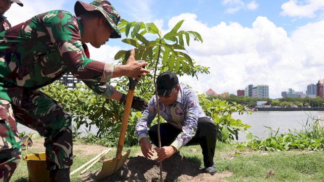 Hari Juang TNI AD, Danny Pomanto ikut menanam tanaman di kawasan CPI. Foto: dok