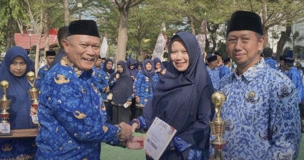 Aulia Arsyad Terima Piala Usai Tim Dishub Makassar Juara 1 Mini Soccer Porseni HUT Korpri ke 52