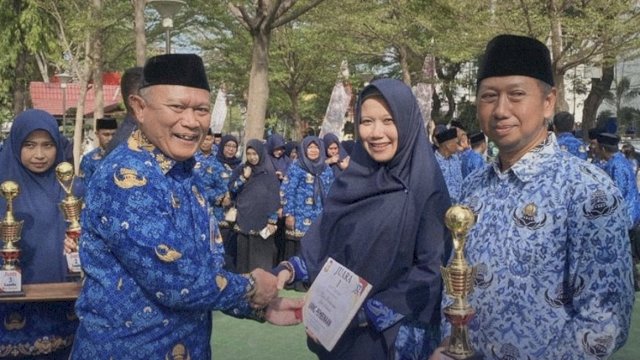Aulia Arsyad Terima Piala Usai Tim Dishub Makassar Juara 1 Mini Soccer Porseni HUT Korpri ke 52
