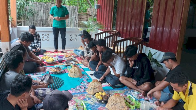 Deng Ical saat melakukan silaturahmi dengan tokoh masyarakat Bantaeng. Foto: dok