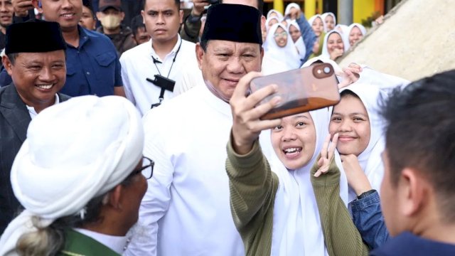 Salah satu program Prabowo-Gibran yakni program Dana Abadi Pesantren untuk mencetak santri unggul berkualitas. Prabowo saat mengunjungi Ponpes Miftahul Huda Tasikmalaya.(Foto:instagram@gerindra) 