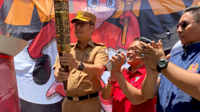 Camat Bontoala Terima Obor Api Porkot Makassar VIII 2023