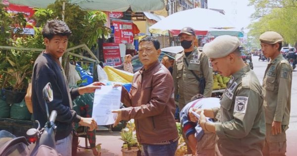 Satpol PP BKO Kecamatan Bontoala Beri Surat Teguran Kepada PKL yang Berdagang di Bahu Jalan