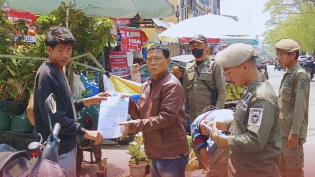 Satpol PP BKO Kecamatan Bontoala Beri Surat Teguran Kepada PKL yang Berdagang di Bahu Jalan