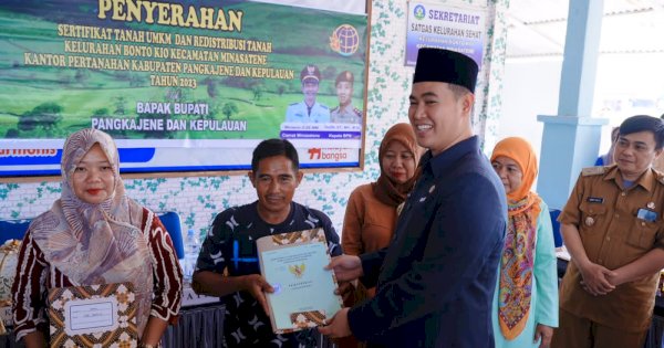 Bupati Pangkep MYL Serahkan 257 Sertifikat ke Warga Bontoa
