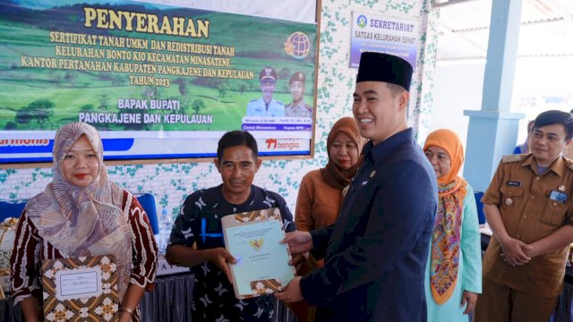 Bupati Pangkep MYL Serahkan 257 Sertifikat ke Warga Bontoa