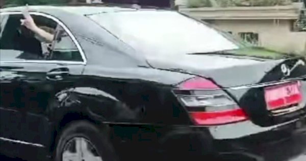 Viral soal Ibu Iriana Acungkan 2 Jari, Istana Serahkan ke Bawaslu