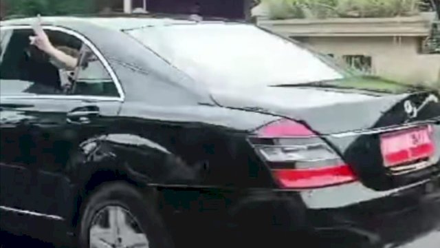 Viral potongan video menampilkan pose dua jari yang keluar dari mobil kepresidenan saat melintas di Salatiga, Jawa Tengah, Selasa (23/1/2024). Foto: tangkapan layar