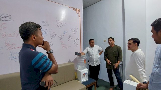 Camat Panakkukang (baju putih kanan) di kantor redaksi Harian.news di Lantai dua, Jumat (5/10).