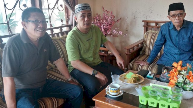 Ketua Bappilu PKB Sulsel, Syamsu Rizal Deng Ical dikediaman H. Abdul Haris 'Dg Nassa' (kanan peci hitam) di Takalar, Sabtu (6/1). 
