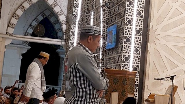 Syamsu Rizal MI (Deng Ical) usai shalat Isya berjamaah melaksanakan shalat sunnah dan Anies Baswedan di Masjid Raya, Selasa (16/1). (Dok.HN)
