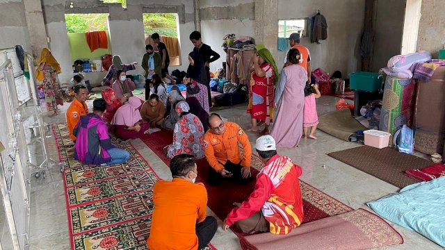BPBD Makassar berada di salah satu titik pengungsian banjir Makassar beberapa waktu yang lalu. Foto: harian.News/sinta