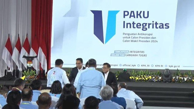 Momen Capres Anies Baswedan bersalaman dengan Capres Prabowo Subianto. Foto: tangkapan layar youtube KPK