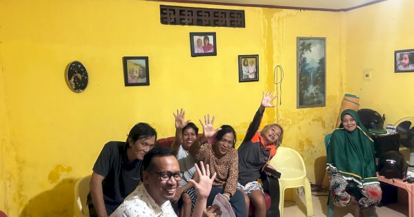 Sosialisasi, Caleg NasDem Ismail Manda Temui Warga Hujan Hujan