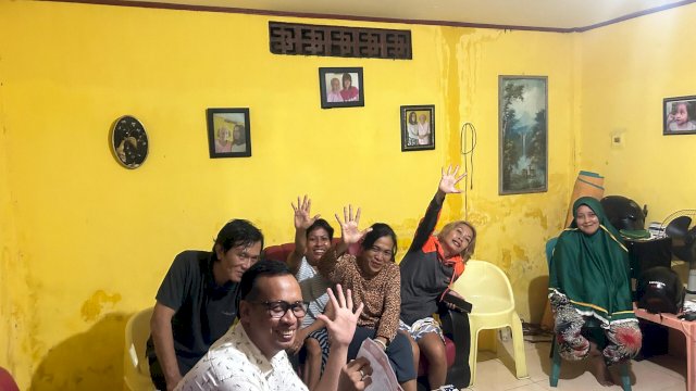 Sosialisasi, Caleg NasDem Ismail Manda Temui Warga Hujan Hujan