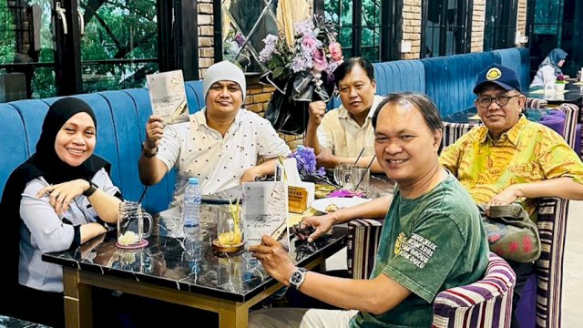 Dr. Sri Gusty (kiri) bersama rekan-rekan penulis.