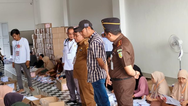 Pj Bupati Jeneponto Junaedi Bakri pantau pelipatan surat suara di gudang logistik KPUD Jeneponto, Senin (8/1)||Foto :Ist 