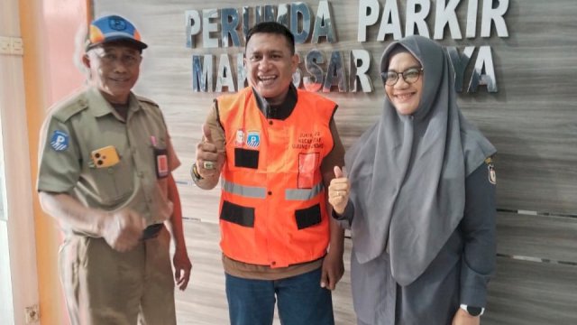 Dirut Perumda Parkir Makassar Raya Yulianti Tomu (kanan) bagikan rompi jukir, Senin (8/1). 