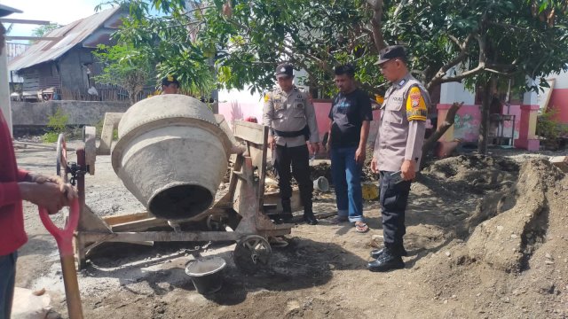 Polsek Binamu lalukan penyelidikan terkait laporan pencurian mesin molen di lokasi proyek SDN 10 Binamu, Selasa (9/1). 