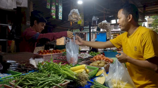 Pedagang Pasar di Makassar Ini Masih Pakai Kantong Plastik, Mengaku Belum Tahu Ada Aturan Larangannya