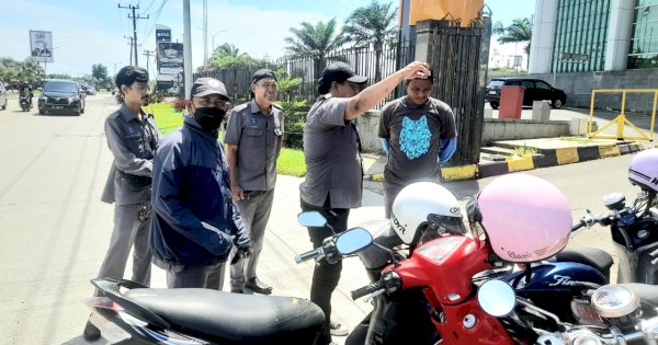 Pengunjung Trans Mall Parkir di Bahu Jalan, Perumda Parkir Harap Manajemen Mengatasi